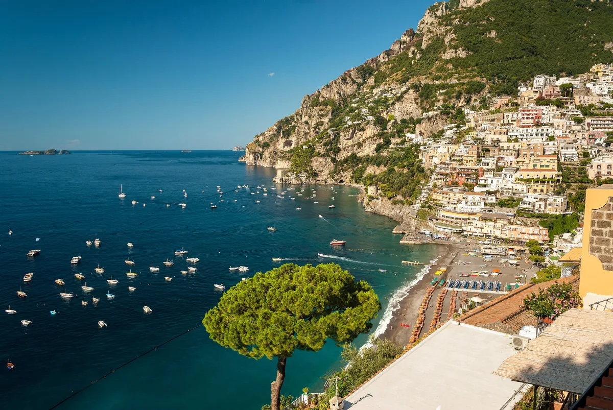 Beach club di Positano: quale scegliere in base al target e ai servizi