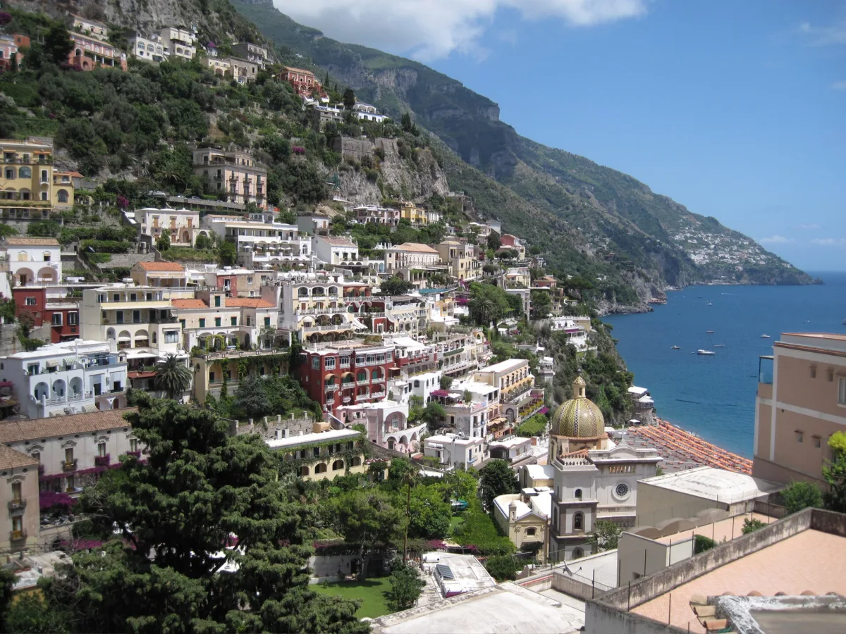 Come arrivare a Positano da Sorrento: treni, bus e traghetti