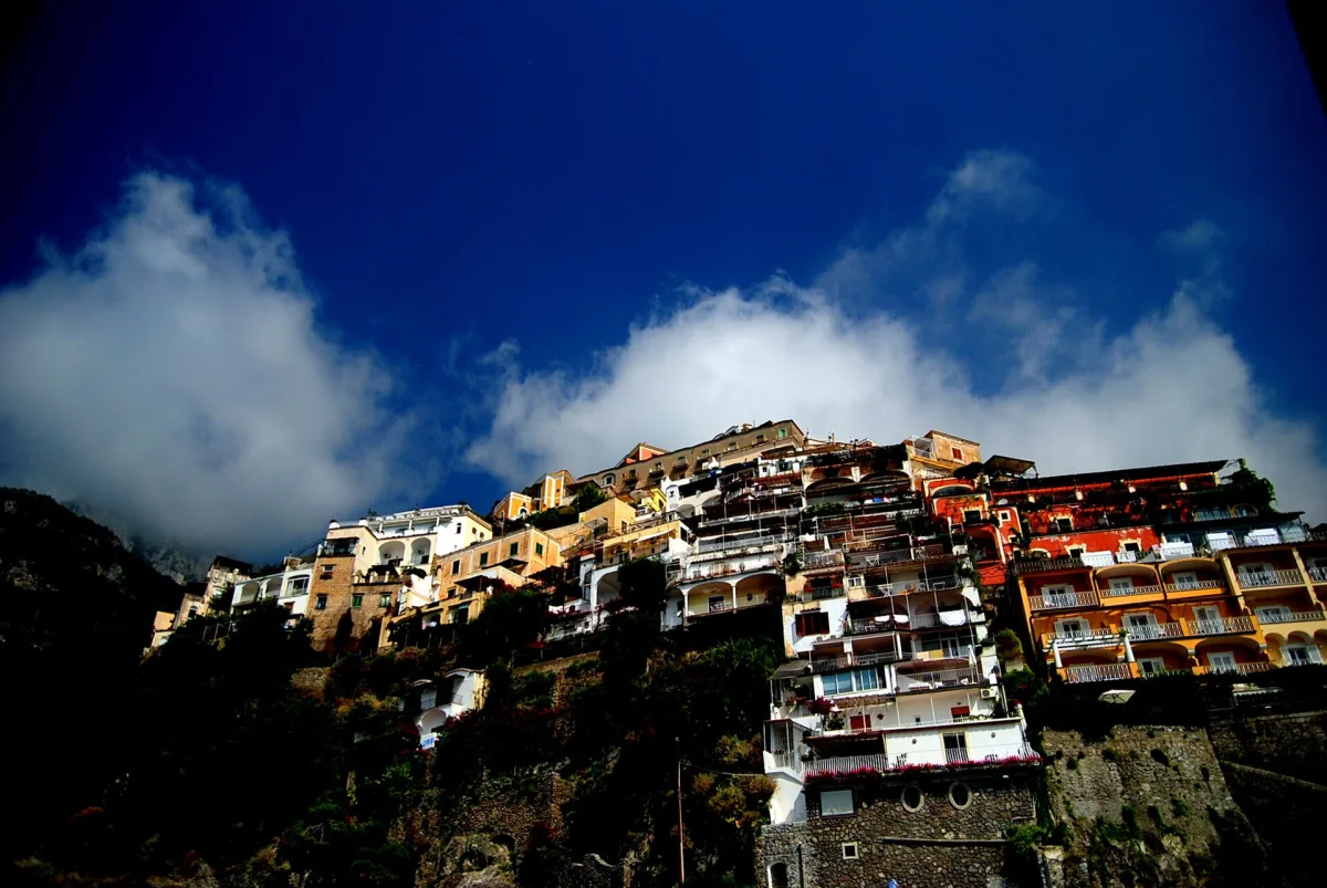 Cosa vedere a Positano in un giorno: itinerario a piedi tra storia e mare