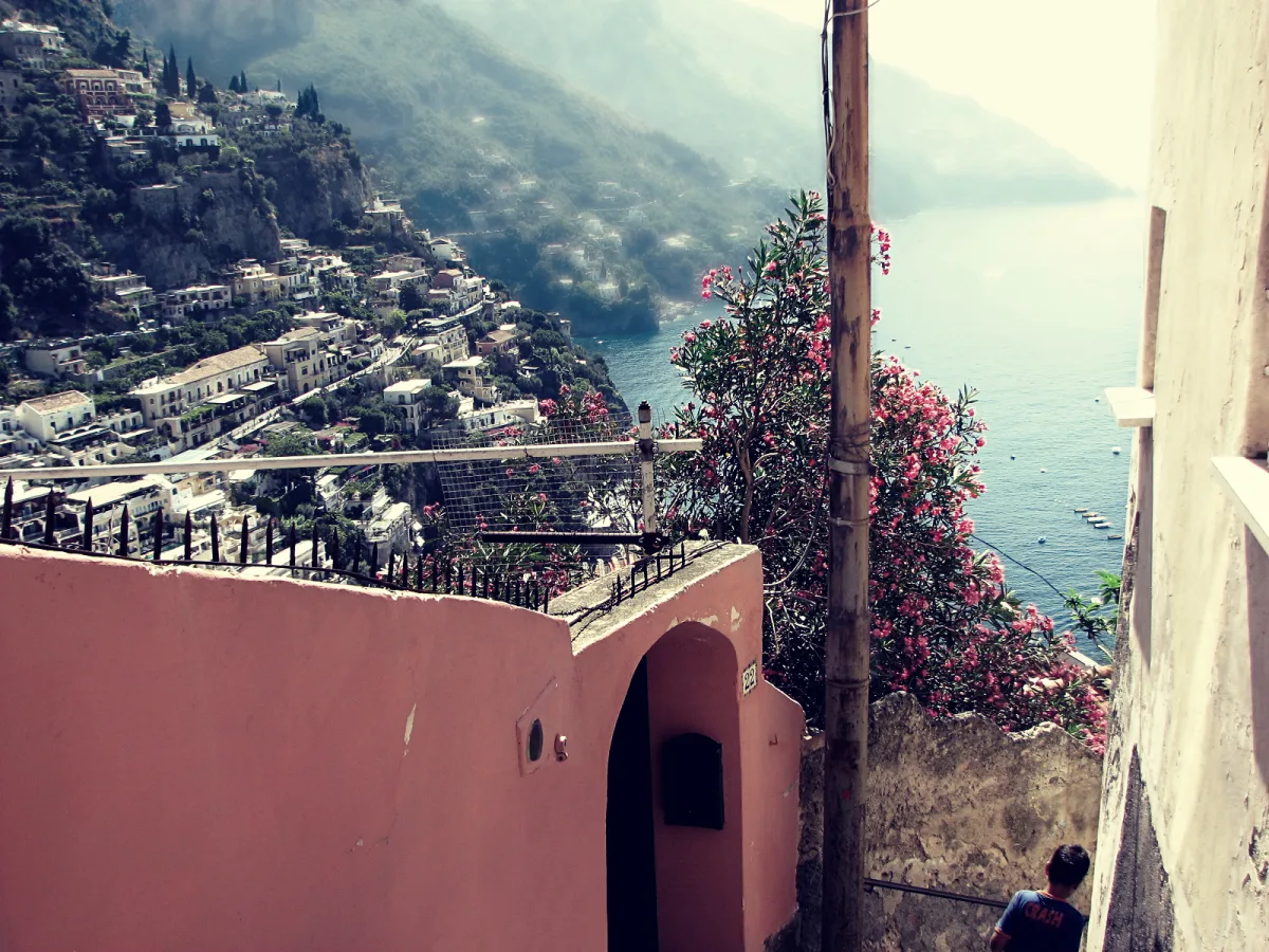 Positano a piedi: i percorsi più belli tra vicoli, scale e panorami