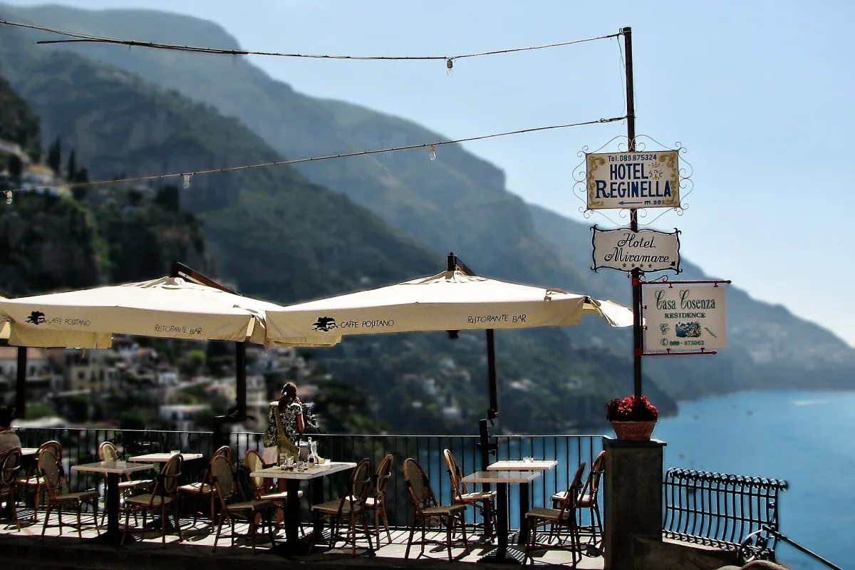 Stabilimenti balneari di Positano: prezzi, servizi e confronto 2026