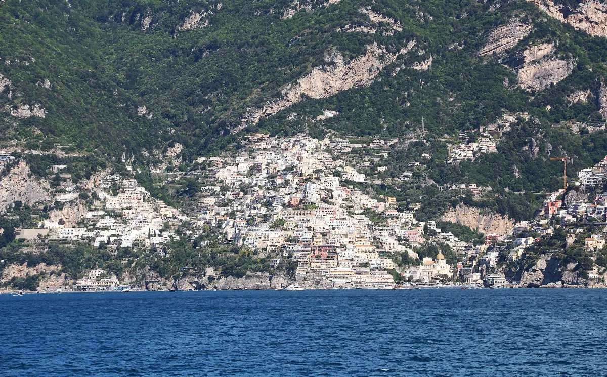 Traghetto Sorrento Positano: orari, prezzi e consigli per il 2026
